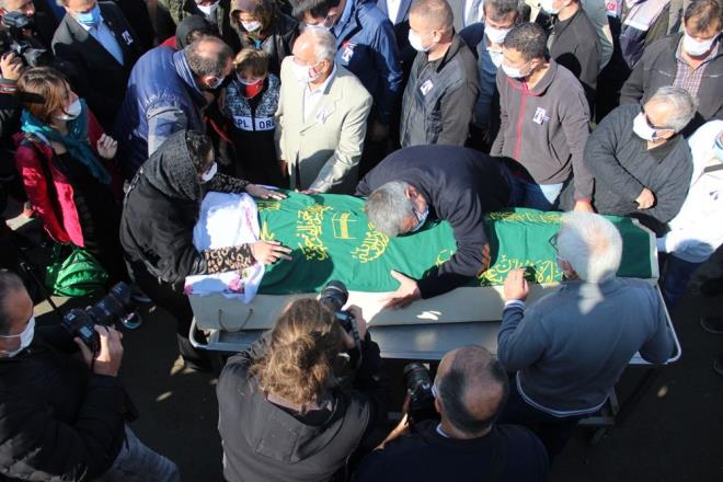 Gezgin, gazetecilerin binayla ilgili herhangi bir rapor bulunup bulunmadna dair sorusu zerine, "1996'da 'Deprem ynetmeliine uygundur' diye ey verilmi. Daha sonra kolonlarna glendirme yapld. yle kolon kesme, herhangi ey yok, bunlar uydurma. Bilmiyorum mteahhiti bulundu mu, o mu uydurdu? AFAD'larla grebilirsiniz, 'Betonunda sknt var, demirinde sknt yok' diyor. 'imento kullanlmam' diyor. Tuttuun zaman elinde puf patlyor. Zaten enkazn uzun srede kaldrlmasnn sebebi o. Kepe ya da vin ald zaman tuz buz oluyor" ifadelerini kulland.