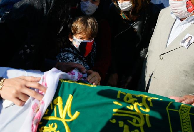 EYLE 20 DAKKA NCE KONUMU  <br>Uur Gezgin, eiyle depremden bir sre nce telefonda grtn de belirterek, "20 dakika nce telefonla grtm, parktalard. Ne zaman girdi, WhatsApp'tan baktm (depremden) 1 dakika nce online olmu. Byk ihtimal stn kartyordu Covid nedeniyle, amar makinesinin oraya gitmi, nndeydi. Atakan okuldayd, ben i yerimdeydim. Annesi ve Ayda ierideydi" szlerine yer verdi.