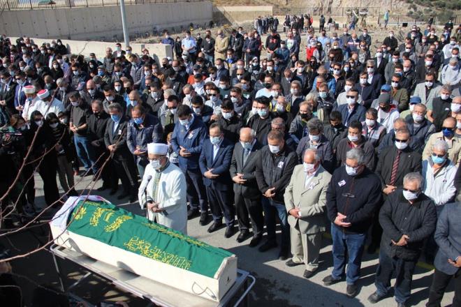 Uur Gezgin, zko'tan da binalarn denetlenmesini isteyerek, "Bunun sa solu, partisi yok. El ele vermemiz lazm. Denetleme yapmamz lazm. Yaplmyor. Siz de yapmyorsunuz, o da yapmyor, hi kimse yapmyor. Bu can, bundan tesi var m ? tesi yok. Ltfen, istirham ediyorum tm devletimize, denetlesinler. Para kazansn insanlar, kazanmasn demiyoruz ama can bu. 3 kuru fazla olsun, salam olsun. Bu bamza gelecek. urada 9 apartman yklm. Hepsi yklsayd daha byk eyler olacakt. Ekipler daha az olacakt, karlma ans daha az olacakt" diye konutu.