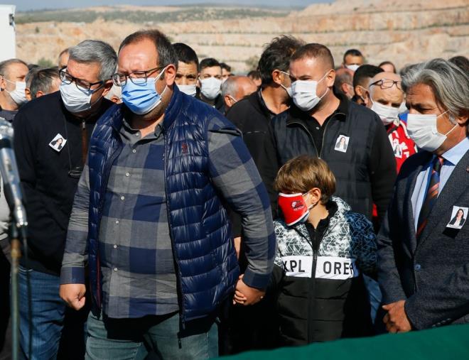 ''OLUM ANNENE HOAKAL DE''  <br>  Taziyeleri kabul eden Uur Gezgin, cenaze boyunca elini tuttuu oluna namazn sonunda, "Olum annene hoakal de" ifadesini kulland.