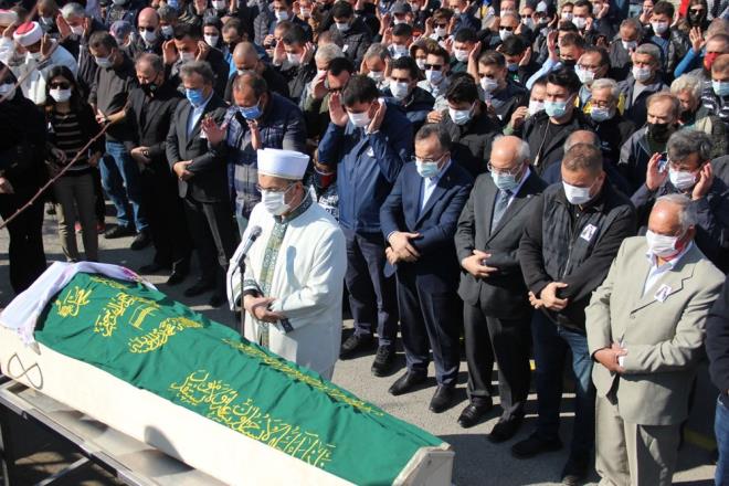 AYDA'NIN BABASINDAN "BNALAR DENETLENSN" ARISI<br>  Ei Fidan Gezgin'in Haclarkr Mezarl'ndaki cenazesinde taziyeleri kabul eden Uur Gezgin, basal dileyen Bornova Belediye Bakan Mustafa du&#8217;a, "AFAD'larla konuun. Tuttuunuz zaman tuz buz oluyor, betonunda sknt var, demirinde sknt yok. Denetlenmiyoruz, ltfen denetleyin. Can bu Bakanm, ltfen" dedi. Einin cenazesinin defnedilmesinin ardndan tekrar mezarnn bana gelen Gezgin'e CHP Grup Bakanvekili Engin zko da taziyesini iletti.
