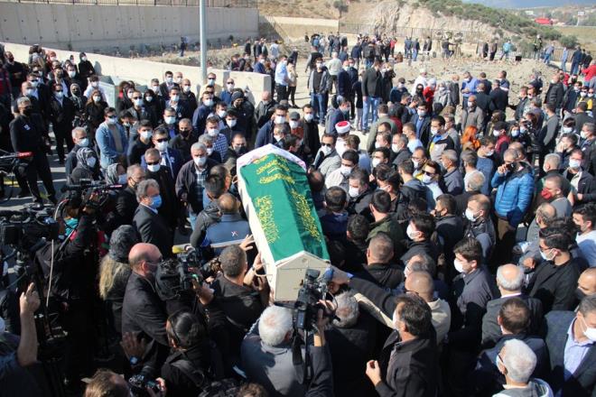 Rza Bey Apartman'nda kurtarlan Ayda'dan sonra cesedine ulalan Fidan Gezgin'in cenazesi, ailesi tarafndan Mezarlklar Mdrl'nden alnd.