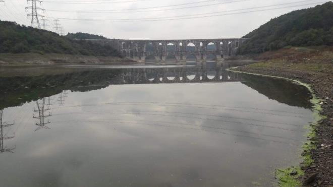Genelde bu ar metal zehirlenmeleri akut kullanmda deil de nk akut kullanmda birisinin ya sabotaj amal ya da bir fabrikann kaynaklarnn bertaraf sularnn buraya gelmi olmasn bekleriz ya da sabotaj amal olmasn bekleriz. Ama daha ok iyi kontrol edilmeyen sularda ar metal zehirlenmeleri kronik hastalk olarak meydana gelebilir. Yani ok uzun sre cvaya insanlar maruz kalabilir. Hem kadnlarda, hem erkekler ve gelime andakilerde pek ok olumsuz etki sz konusu olabilir. Bu nedenle denetimin ok nemli olduunu ve mutlaka doru ev uygun bir ekilde yaplmas gerektiinin altn izmek isterim."