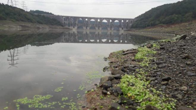 HEPATT A, KOLERA SALGINI<br>  Prof. Dr. lhan, yle devam etti:<br>    &#8220;Yeterli kontrol yaplmazsa, yeterli klorlama rnein biyolojik etkenler ynnden tm su kaynaklar iin geerli, su kaynakl salgnlar karmza kabilir. Bunlarn banda hepatit A, kolera geliyor. Fiziksel olarak bakarsak berrak olmayan suyun kullanm sz konusu olmaz. nsanlar bunu kullanmazlar, fiziksel kirlilik diyoruz buna partikl iermesi durumunda. Kimyasal olarak ise ar metal ieren sularn kullanlmasnda; ar metal zehirlenmesine kadar giden durumlar sz konusu olabilir ama bu ok nadir gerekleebilir. Suyun zellikle bir kaynaktan kirlenmesi gerekir. Fabrika artklar veya doal olarak ok cva, demir ieren kaynaklardan gelecektir veya arsenik ieren kaynaklardan ancak su bu ekilde kirli olacak.