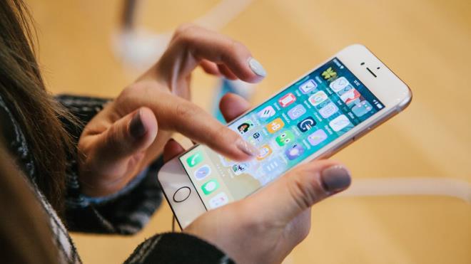 Yurtdndan getirilen telefona 2 bin lira har<br>  Yurtdndan getirilen telefon harc da yeniden deerleme orannda artacak. 1 Ocak 2020 tarihinden itibaren bin 838 liraya olarak uygulanan har, 2021 yl bandan itibaren 2 bin 5 liraya ykselecek..