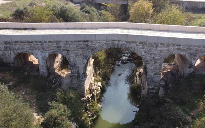 Kocaeli&#8217;nin Krfez ilesi kent merkezine 22 kilometre uzaklkta bulunan Kutluca Mahallesi 2 bin yllk tarihe ev sahiplii yapyor. Milattan sonra 1&#8217;inci yzylda mparator Cladius dneminde yapld deerlendirilen Tarihi Kutluca Kprs, 2 bin yldr ayakta duruyor.