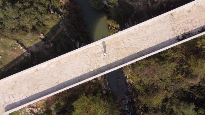 Deprem ve sel sular nedeni ile yklmaya yz tutan kpr restorasyon almalarnn ardndan tekrar gn yzne kartld.