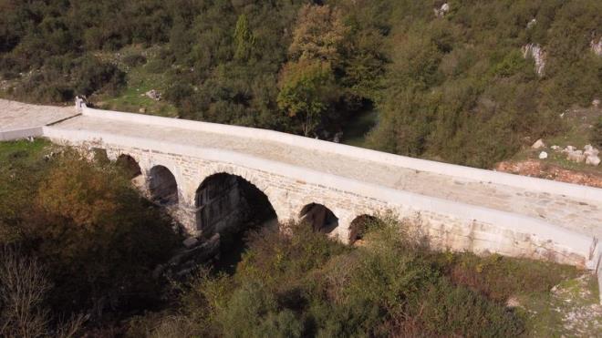 Kpry ziyaret ederek fotoraf ektiren Elifnaz Altrk, &#8220;Kocaeli&#8217;nin tarihi yerlerini aratrmtk ve Tarihi Kutluca Kprs hakknda da bilgi sahibi olmutuk. Yakndan da geerken ziyaret etmek istedik. Akas bizi byledi. Fotoraf ekildik. Herkesin grmesini tavsiye ediyoruz. Roma dneminde kalma bir kpr. 2 bin yllk kpr olmas bizi artt&#8221; dedi.