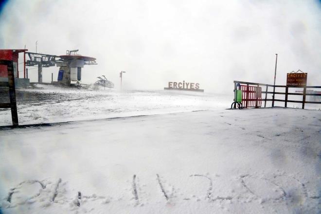 ERCYES  <br>    Trkiye'nin nemli k turizm merkezlerinden Erciyes Kayak Merkezi&#8217;ne kar yad. Erciyes Da'nn st kesimlerinde gece saatlerinde kar ya balad.