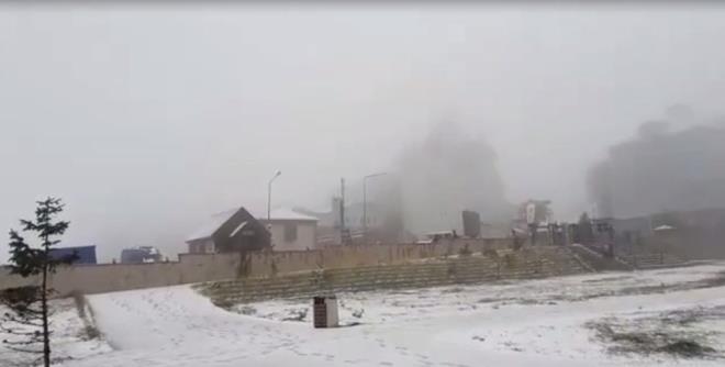 ULUDA<br>    K turizminin gzde merkezlerinden Uluda'da etkili olan kar ya sebebiyle her yer beyaza brnd. le saatlerinden itibaren etkisini gsteren kar ya sebebiyle zirve beyaz gelinlii giydi.<br>    Getiimiz gnlerdeki yan ardndan yerini gneli havaya brakan Uluda'da bugnden itibaren kar ya yeniden etkisini gsterdi. Yaklaan sezon ncesinde kar yamas yzleri gldrd. Meteoroloji Genel Mdrl'nden alnan bilgiye gre hava scakl en dk 0, en yksek 6 derece olarak lld.