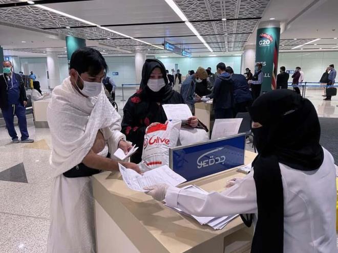 Kasm aynn bandan itibaren ise yurt ii ile yurt dndan umre ve ibadet iin gelenlerin kabul edilmeye balanacan belirten kaynaklar, bu aamada Mescid-i Haram ve Mescid-i Nebevi'nin Kovid-19 nlemleri alnarak tam kapasiteyle ibadete alacan ifade etmiti.