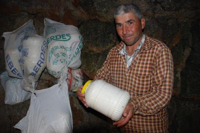 Keilerden elde ettikleri stn yan almadklarn syleyen Arc, "Biz peynirlerin yan kesinlikle almyoruz. Peynirlerimiz tam yal peynirdir. Obrukta doal ortamda bekleyen deri ve bidonlardaki peynirin suyu kendi haline ekilir. Ayr bir lezzet verir.Yaylada keilerimize fenni yem vermiyoruz. Keilerimiz doal ortamda beslendii iin peynirlerimiz ok lezzetli oluyor" dedi.