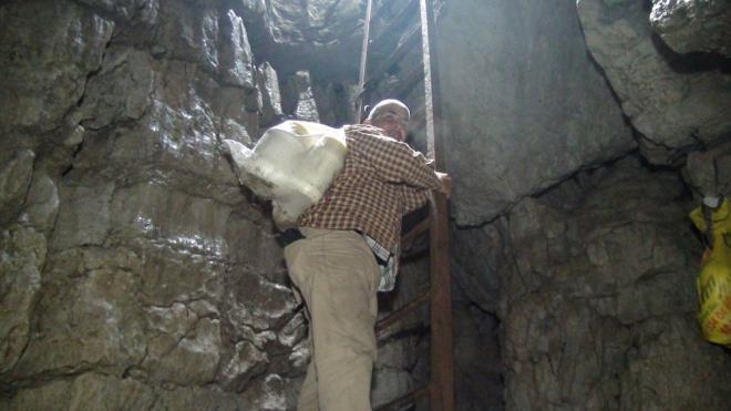 Akseki ilesi imi Yaylas'na kan Yrkler, atalarndan kalan gelenei srdrerek rettikleri peynirleri yaz aylarnda scakl eksi 5-10 derece olan kar obruunda saklyor. Vatandalar, maarada saklanan peynirlerin daha lezzetli olduunu ve bozulmadn syledi.