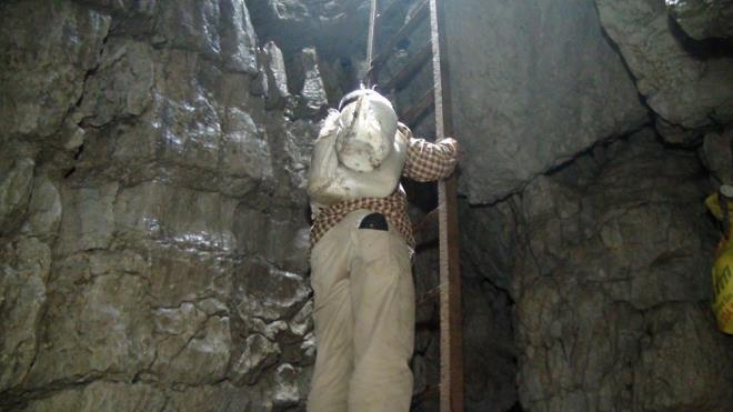 imi Yaylas'nn peynirinin mehur olduunu ve olduka lezzetli olduunu syleyen Arc, &#8220;Bizim peynirlerimiz daha pazara kmadan satlr. Biz yaylaya kmadan zaten srekli mterilerimiz siparilerini bize verirler. ou zaman siparileri bile yetitiremiyoruz. Eski mterilerimiz tulum peynirinin lezzetini bildiklerinden peynirleri kei tulumuna bastrrlar. Kimi mterilerimiz ise bidonlara bastrrlar. Biz de yayla dnmzde peynirleri obruktan karp kendilerine teslim ediyoruz&#8221; dedi.