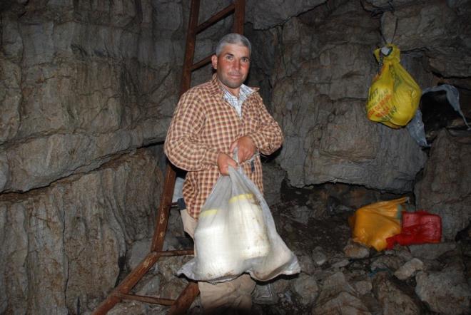 Manavgat ilesinden nisan mays aylarnda hava artlarna gre yaylaya ktklarn anlatan Arc, &#8220;Yaylada keilerimiz, koyunlarmz doal ortamda beslenmektedirler. Keilerden elde ettiimiz stten yayklarda ya kartrz. Ayrca yine elde ettiimiz stten yaptmz peynirleri ve yalar sfrn altnda 10-15 derece olan ve derinlii 35-40 metreyi bulan kar obruuna getiriyoruz. Burada  buuk drt ay gibi bir sre durduktan sonra yayla gne doru peynirleri kararak pazara gtryoruz" dedi.