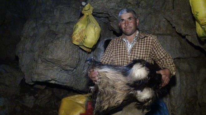 Arc, "Buradaki kar obruu ok souk ve serindir. Buradaki peynir, yourtlarmz ve buna benzer gdalarmz saklama deposu olarak kullanmaktayz. Yaz aynda Antalya&#8217;da hava scakl 35- 40 derece iken buras bizim bulunduumuz yerde sfrn altna kadar inmektedir. Bu souklukta doal peynir, yourt ve yalarmz saklamaktayz. Buzdolab gibi kullanmaktayz" eklinde konutu.