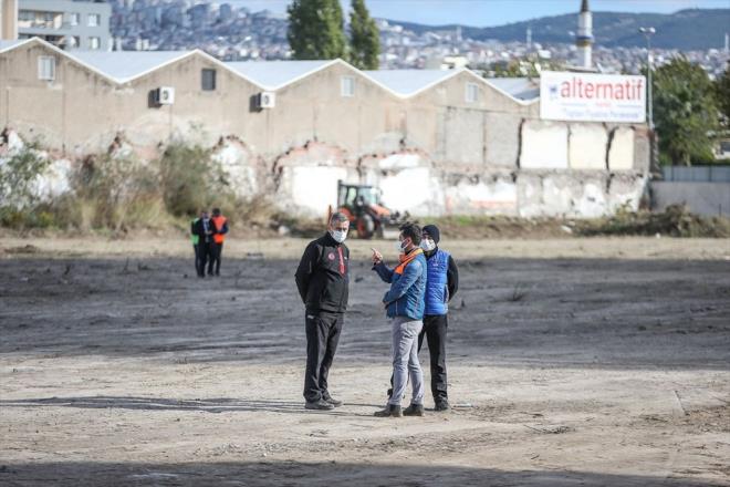 evre ve ehircilik Bakan Murat Kurum, dn yapt aklamada, konteyner kent kurulum almalarnn Bayrakl'da 46 bin 300 metrekarelik alanda balatldn, ilk etapta bin konteynerin 19 gnde tamamlanacan, Ege niversitesi kamps ierisinde yer alan 1,5 hektarlk alanda da 312 konteyner yapmay planladklarn aklamt.