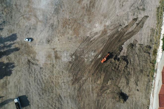 Merkez ss Seferihisar ilesinde geen cuma yaanan ve zmir'de en ok Bayrakl ve evre ilelerini etkileyen depremde ok sayda bina zarar grd.