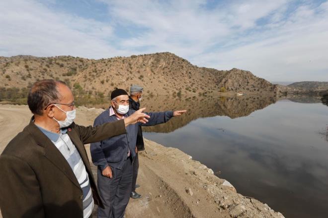 Kadnlar ve erkekler olmak zere iki blmden oluan ve yaz-k 47 derece scakla ulaan suyu ile evrede ilgi gren hamam ile 10 odal misafirhane ve idari binann olduu ksm, sularn ykselmesiyle kullanlamaz hale geldi.
