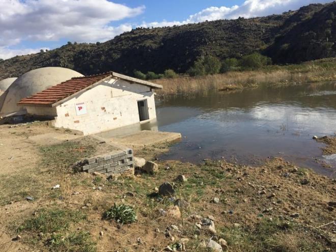 Soycan, "Erkekler hamam Roma dneminden kalma tarihi bir hamamd. Kadnlar hamamn ise 1954 ylnda kyllerimiz Beypazar kaymakamnn destekleriyle, imece usul olarak yapmlard. Bu hamamlar sular basmadan 3 gn ncesine kadar kullanlyordu. Halen vergi dairesinde iletme olduu gzken, sigortal eleman olan bir iletmeydi. Hamamda yer alt artezyeninden gelen 47 derecelik su vard ve kyllerimiz aktif olarak kullanyordu. ifal sular romatizmalar hastalklar bata olmak zere, birok hastala iyi geliyordu" dedi.