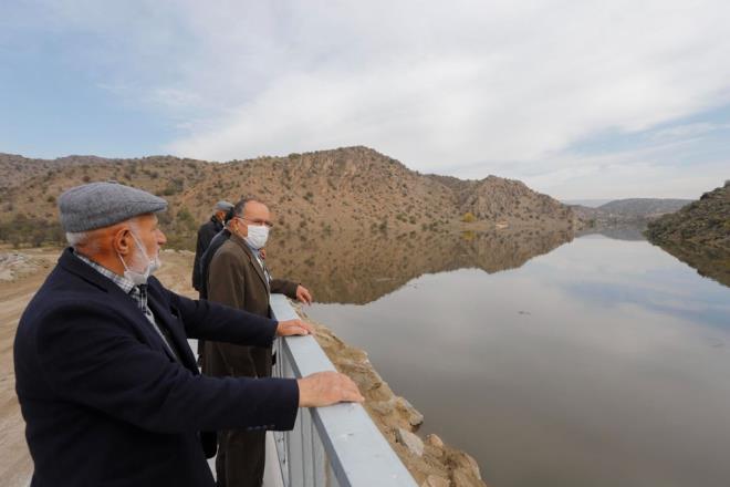 'OK FALI SUYU VARDI'  &#8203;Mahalle sakinlerinden Mustafa gn, hamamn sularnn ifal olduunu anlatarak, "Elleri ayaklar tutmayan kiiler gelirdi ve burada 2 hafta kalrd ve yryerek giderlerdi. Ayrca bahesinde mineralleri ok olan kuma girerdik. ok ifal suydu. Gelen romatizma hastalar burada ifa bulup gidiyorlard. Bu hamam bizler iin velinimetti. Bu blgenin birok yerinden scak su kar. Baka yerden suyu karp bize verselerdi ok memnun olurduk. Bizler hamama alknz, evlerimizde scak su olmasna ramen haftada bir bu hamama muhakkak geliriz" dedi.