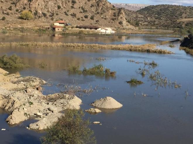 'SUYUN YUKARIYA IKARILMASINI STYORUZ'  Soycan, baraj kapaklarnn kendilerine haber verilmeden kapatldn ileri srerek, "Bize daha ncesinden yetkili firma tarafndan hi bilgi verilmedi. Sadece bize Milli Emlaktan bir kat geldi ve arazi bedeli vereceklerini sylediler. Biz de onu kabul etmedik. u ana kadar zerinde bulunan mtemilatn deeri de biilmedi. Suyu braktlar; ama bize ne bilgi ne bir deme hibir ey yaplmad. Biz hamammz sular altnda kalnca haberimiz oldu. Biz hamamdaki suyun daha yukarya karlmasn istiyoruz. Biz kimseden herhangi bir bedel de istemiyoruz, sadece hamamlarn suyunu yukarya kartmalarn istiyoruz" diye konutu.