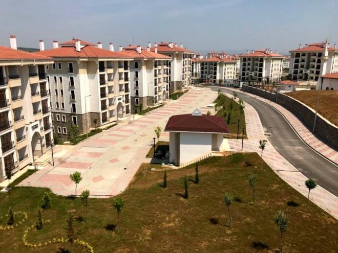 Kars Sarkam Erenler Tepe Mahallesi'nde 5 konut 185 bin liradan balayan fiyatlarla satlyor. Taksitler 825 liradan balyor.