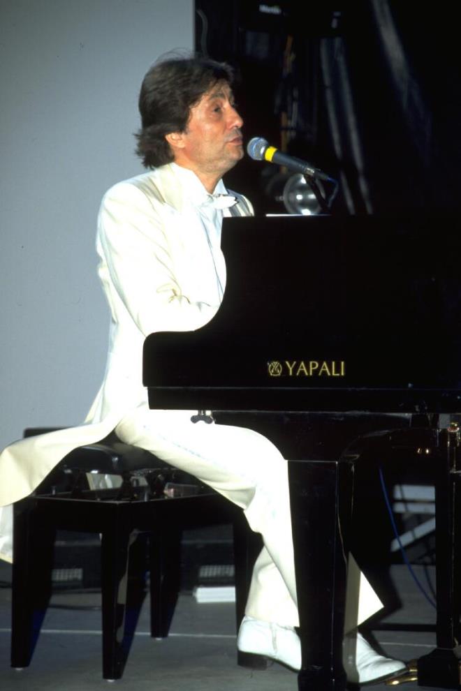 SUAT SUNGUR  Bir tatl huzur almaya gitti Timur Seluk. Sevenlerine sabrlar diliyorum.