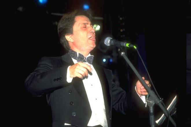 MESUT YAR  stanbul Devlet Opera ve Balesi&#8217;ne O&#8217;nun piyano tular eliinde girmitim. O&#8217;nun &#8220;Caddeden sokaklara doru ykselen sesini&#8221; asla unutmayacam. Nur iinde yat Timur hocam, Mnir Nurettin Bey&#8217;e selammz ilet; bir tatl huzurda buluursunuz dilerim