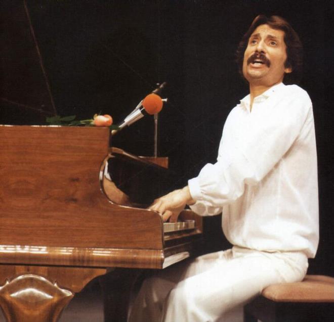 ATA DEMRER  Beyaz gvercin, Ayrlanlar iin ,Karantinal Despina daha neler neler...Sanatnn tarifiydi Timur Seluk ok zgnm ..Nur iinde yatsn Allah rahmet eylesin yaknlarna sabr ve basal dilerim