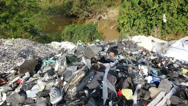 Osmangazi, Nilfer ve Mudanya ilelerindeki tarm arazilerinin byk bir ounluunun sulama ihtiyacn karlayan Nilfer ay'na moloz ve kat atk atld.