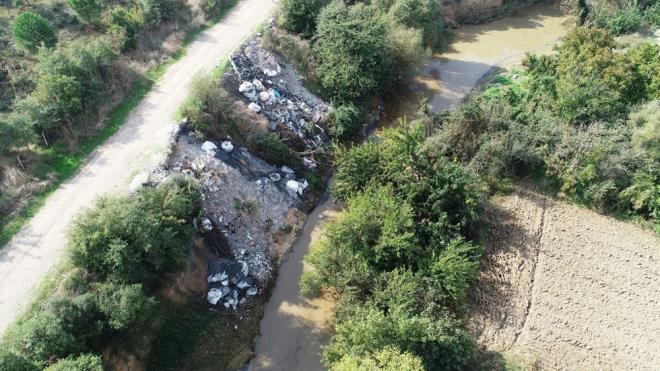 Plastik malzemeler, inaat kalntlar gibi atklar, Nilfer ay'nn Mudanya ilesi Hasky Mahallesi ile Nilfer ilesine bal Doanky Mahallesi arasnda bulunan yatana dkld.