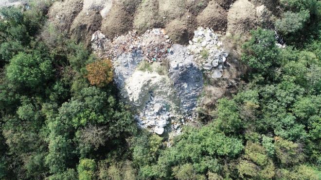 Bursa ehir Hastanesi'nin alt ksmnda bulunan atklar hem evreyi hem de tarmsal sulamada kullanlan Nilfer ay'nn kirlenmesine sebep oldu.