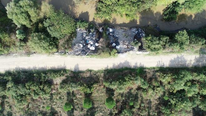 Uluda'n eteklerinden kaynan alarak Marmara Denizi'ne dklen Nilfer ay'nn yatana braklan atklar, dron ile havadan grntlendi.