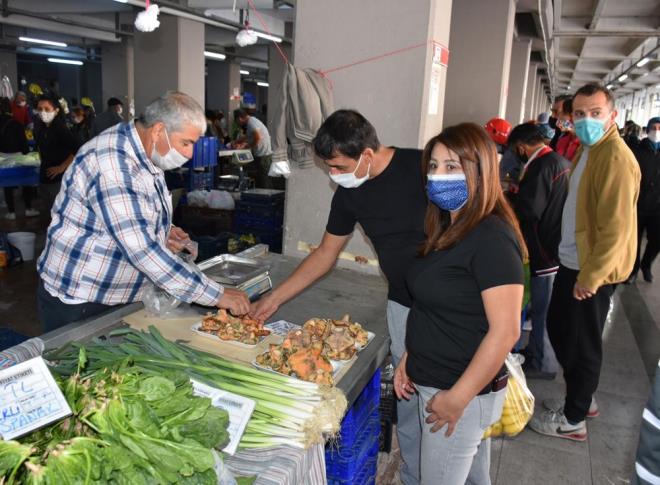''TOPLANMASI ZAHMETL OLDUU N PAHALI''  26 yldr her kasm aynda Marmaris halk pazarnda sadece ntar mantar satmak iin gelen Tahsin Keskin, "Sarp tepelerdeki sk ormanlk alanlarda sonbahar yamuru sonras kan ntar mantarnn toplanmas zahmetli olduu iin ilk bata fiyatlar yksek oluyor. Gney Ege ehirlerinde halk arasnda sofralarn eti olarak bilinir, hibir katk maddesi olmayan, doada kendiliinden yetien zehirli olmayan mantar trdr. Geen sene kilosu 30 TL'den satlan ntar mantarnn bu ylda fiyat ayn. Halkmza pahal geldii iin yarm kiloluk paketlerde satyoruz" diye konutu.