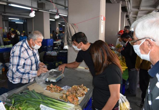 KISA SREDE TKEND  Tezgahlarda yerini alr almaz yerleik yaayan yabanclar yan sra Marmarisliler youn ilgi gsterdi. Tezgahlardaki ntarlar ksa srede tkendi. Marmaris bata olmak zere Gkova, Kyceiz, Ortaca ve Dalaman ilelerindeki ormanlk alandan toplanan ntar mantar, krsal mahallelerde yaayan birok kiinin ekmek kaps oldu.