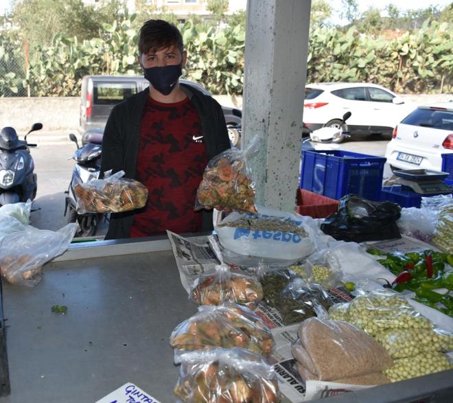 ''SOFRALARIN ET OLARAK BLNR''  Marmaris Doa Koruma ve Milli Parklar Mdrl yetkilileri, "ntar, emsiye gibi geni olup, kzla alan turuncumsu renkte bir mantar trdr. Ormanlk alanlarda zellikle am aalarnn dklen yapraklarn altnda doal olarak kendiliinden kar. Sonbaharn ilk yamurlar ardndan grlmeye balar. Mula'nn zellikle krsal mahallelerinde oturanlar, bu mantar sofralarn eti olarak bilir. Et tad veren ok gzel lezzetlidir. Bu tr zehirli deildir. 3 ekilde yemek olarak hazrlanabilir. En ok tercih edilen mangaldr. Frnda ve kavurma olarak hazrlanmas en bilindik eklidir" dedi.