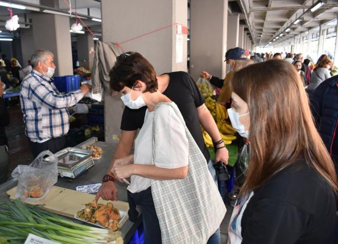 ''BR SAAT NDE 11 KLO TKEND''  Ahmet apar ise, "Bir saat iinde 11 kilo ntar tkendi. Et tadnda olduu iin ilgi ok fazla. ntar mantarnn kzde, zgara da veya tavada yumurta ile kzartmas yapldnda ok lezzetli olur" dedi.