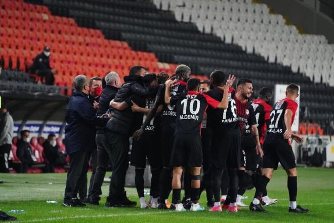 Man 71. dakikasnda sar kart gren Marius Sumudica mcadelenin son anlarnda gelen 3. goln ardndan ise ok konuulan bir harekete imza att.