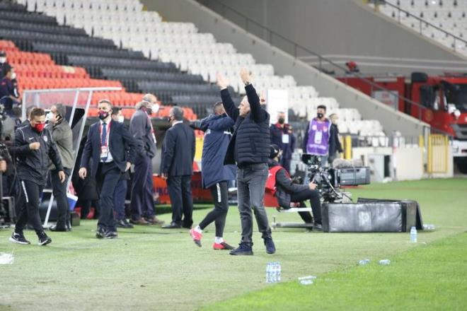 Ayrca Sumudica'nn Beiktal yneticilerin olduu yere bakp 'Sus' iareti yapmas ise sosyal medyada geni yank uyandrd.