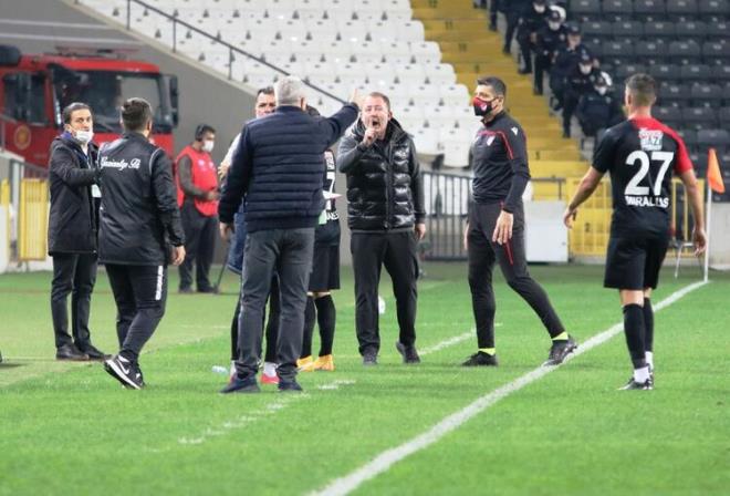 Sumudica'nn hareketleri sonrasnda Beikta Teknik Direktr Sergen Yaln da tepki gsterdi.