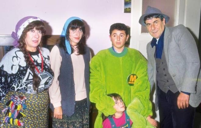 4 yl sren bu absrt komedi dizisinde alma arkada Burcu'ya platonik k olan Eleman'n kendini drd durumlar 7'den 70'e herkesi gldrmt.