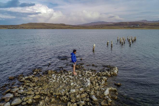 "Evliya elebi'nin Seyahatnamesi'nde Tatvan, Ahlat, Adilcevaz, Erci, Geva, Van ve Amik gibi yerleim birimlerinde iskelelerin ve 50'ye yakn geminin bulunduu, tccarlarn gemilerle seyahat ettii ve mallarn tad hakknda bilgiler veriyor. Osmanl dneminde Van Gl'nn youn bir ekilde kullanlm olmas, tarihi pekyolu gzergah zerinde bulunmasndandr. Kervanla gelen mallar Van Gl'nde gemilerle Tatvan'a ulatrlyordu. Benzer ulamn Cumhuriyet dneminde de olduunu gryoruz. Bu dnemde 11 iskeleden sz edilmekte."