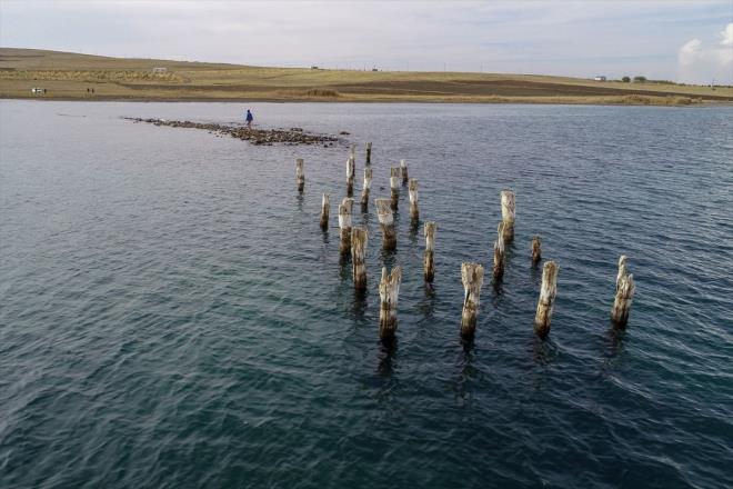 Scak geen yaz mevsiminde buharlamann da etkisiyle su seviyesinin iyice dtn dile getiren Akku, "Gldeki su seviyesinin azalmas doal bir sre. Eskisi gibi yalar olmaynca su seviyesi debiliyor. Tamamen iklim artlar buna etki ediyor ama kresel snmayla beraber su seviyesindeki alalma ve ykselmenin nmzdeki yllarda daha sert olmasn bekliyoruz." diye konutu.