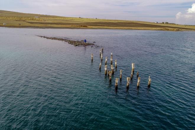 "Su seviyesinin azalmas doal bir sre"  <br>  avuolu, glde sularn bu mevsimde azaldn belirterek yle devam etti:  <br>  "Ortaya kan iskele, Urartu dneminden itibaren Orta a'da ve zellikle Osmanl dneminde kullanlan koy eklindeki yerleim biriminde yer alyor. Sularn ekilmesiyle ortaya kt. Buras nemli bir yerleim yeriydi. Yelkenli gemiler kullanlmt. skeleyi yk ve yolcular daha rahat ykleyebilmek iin koy eklindeki yere ina etmiler. skelenin dayankl bir malzemeden yapld grlyor. Osmanl dneminde ina edilmi ama Cumhuriyet dneminde de kullanldn dnyoruz. Yani yaklak 150-200 yllk bir sreyi iaret ediyor."