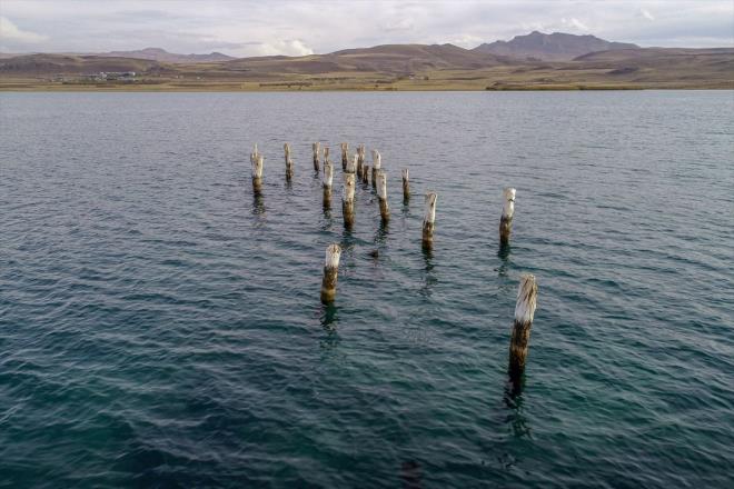 "Dayankl bir malzemeden yaplm"  <br>  Blgede inceleme yapan Van Yznc Yl niversitesi (YY) Edebiyat Fakltesi Arkeoloji Blm Bakan Prof. Dr. Rafet avuolu, AA muhabirine yapt aklamada, tarih boyunca birok medeniyetin Van Gl evresinde hkm srdn syledi.    zellikle Urartular dneminde Van Gl'nn tamaclk ve ulamda youn kullanldn belirten avuolu, unlar kaydetti:
