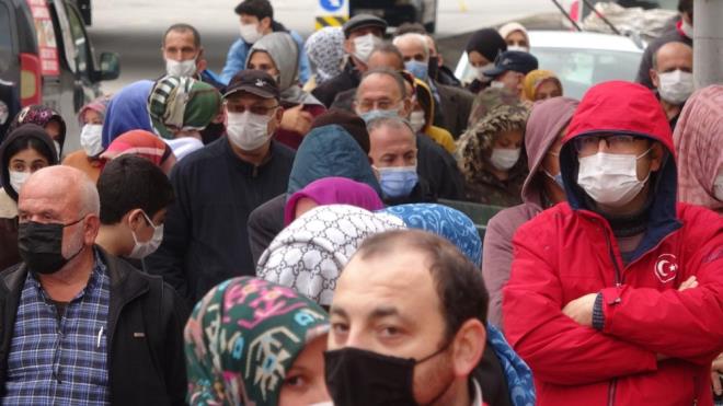 Bunun zerine bir sre sonra market nne polis ekipleri geldi.