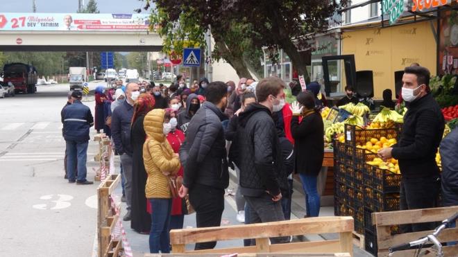 zmit'te, bir markette yzde 50'ye varan indirim yaplnca vatandalar markete akn etti.