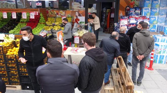 Market nnde ise uzun kuyruklar olutu. Market nne kurulan hoparlrlerden srekli fiziki mesafeye uyulmas konusunda uyarlar yaplmasna ramen, srada bekleyen vatandalar fiziki mesafe kurallarna dikkat etmedi.
