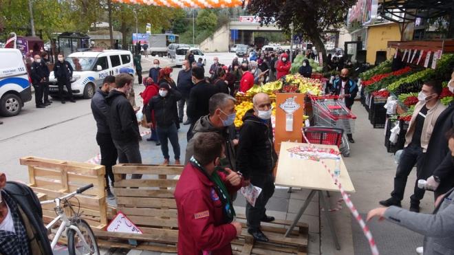 Alikahya Atatrk Mahallesi'nde bugn al yaplan bir market, tm rnlerde yzde 50'ye yapt.